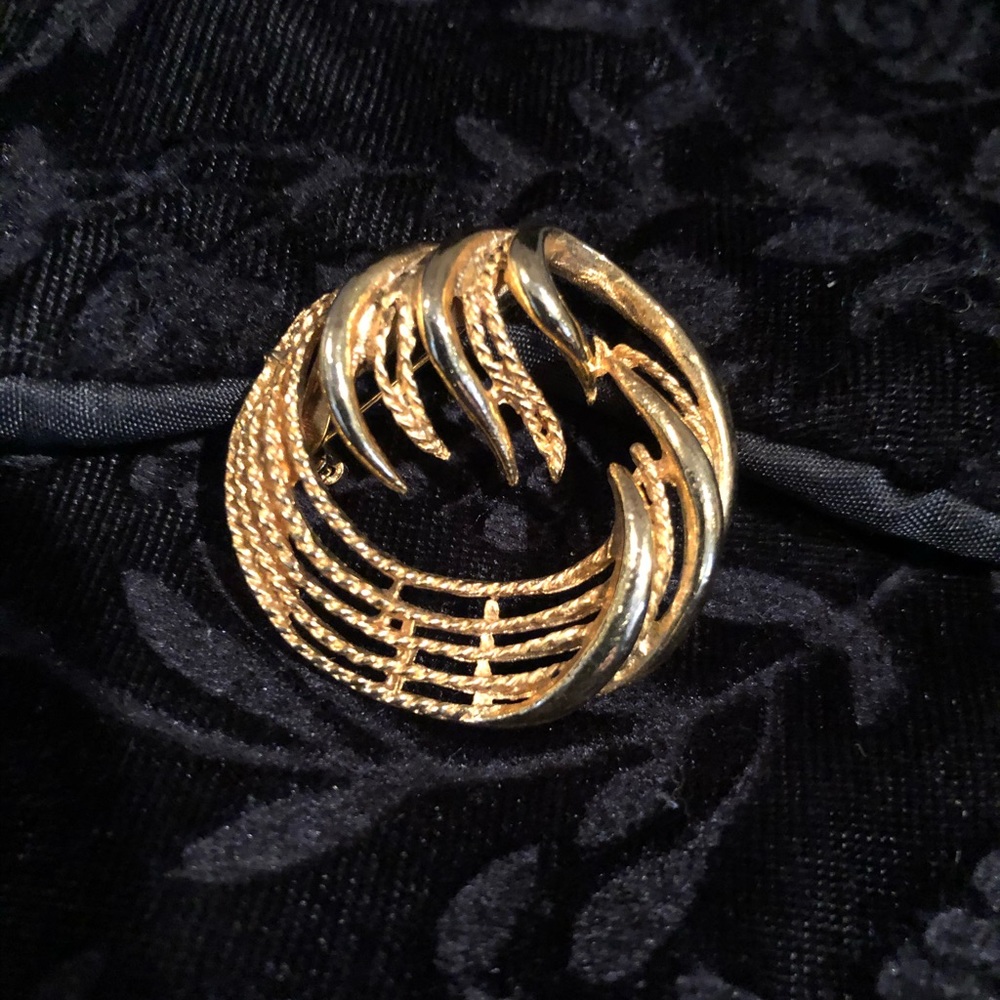 Vintage  scatter. pin